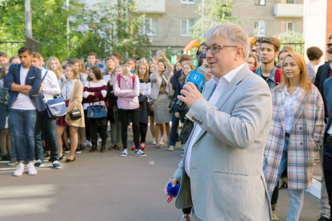 Ректор ВШЭ Ярослав Кузьминов поздравляет учеников Лицея НИУ ВШЭ с началом учебного года. 1 сентября 2016 года